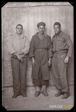 Portrait en pied de deux militaires et un goumier marocains (Le Val-d'Ajol)